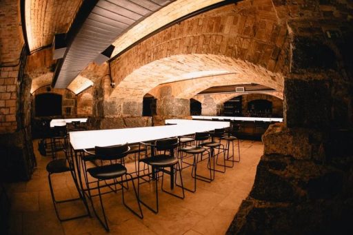 Bar dos Arcos basta seguir até o Theatro Municipal, um dos marcos mais emblemáticos de São Paulo. Ao adentrar o teatro, desça até o subsolo e deixe-se levar pelos corredores que levam até o bar